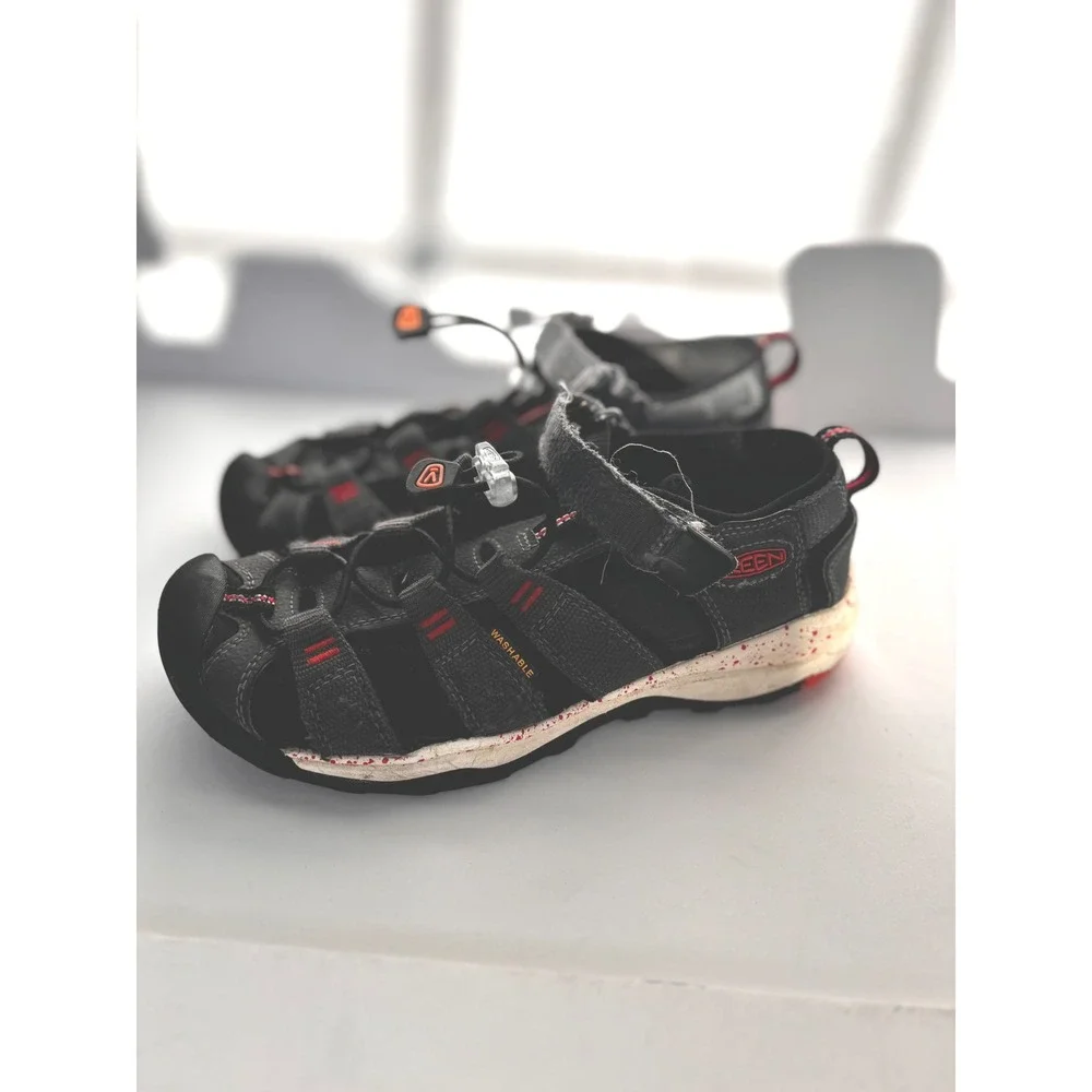 Keen Newport H2 Kids Sandals‎ Black Grey Red Bungee Strap Water Shoes Size 2